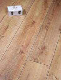 12mm Kronoswiss Dublin Oak Is A Great Quality 12mm Oak Laminate Floor That Looks Stunning The V Grooved Bevelled Edge Flooring Refinishing Floors Oak Laminate