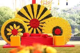 Pretty Genda Decoration For Mehendi Function See More On Wedmegood Com Wedmegood Indianwedd Traditional Wedding Decor Flower Decorations Ganapati Decoration