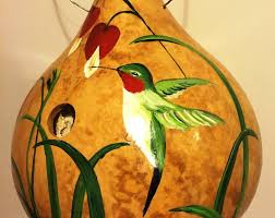 Maison Peinte A La Main Avec Colibri Et Fleurs Blanches Etsy Hand Painted Gourds Gourds Birdhouse Painted Gourds