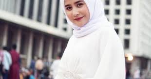 Putus cinta itu soal yang biasa. Lirik Lagu Prilly Latuconsina Pengemis Cinta Liriklagu Id