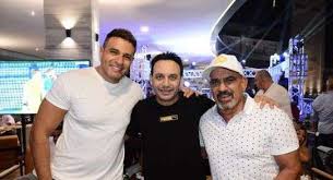 تم بيع جميع تذاكر حفل ملك البوب مصطفى قمر بي مكتبه الاسكندريه. ØµÙˆØ± Ù…ØµØ·ÙÙ‰ Ù‚Ù…Ø± ÙŠÙØªØªØ­ Ù…Ø·Ø¹Ù… Ø¬Ø¯ÙŠØ¯ Ø¨Ø­Ø¶ÙˆØ± Ù†Ø¬ÙˆÙ… Ø§Ù„ÙÙ†