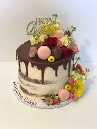 Wedding cakes with flowers, whether sugar or fresh, are classic, beautiful, and guaranteed to make a statement at your reception. Drip Cake With Fresh Flowers And Macarons Cute Birthday Cakes Fresh Flower Cake Cake