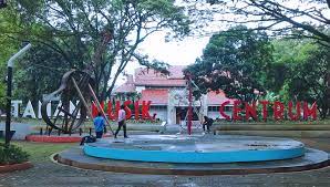 Taman musik centrum bandung yang sebelumnya dikenal dengan nama taman centrum atau sering di sebut juga taman pengki (pengkolan funky) diresmikan pada sabtu 1 maret 2014 oleh walikota bandung, ridwan kamil yang pada saat itu diwakili oleh kepala dinas pemakaman dan pertamanan ir.h arief prasetya m. 10 Taman Kota Bandung Paling Unik Yang Wajib Anda Kunjungi Times Indonesia