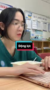 Nhân lúc còn trẻ, hãy cố gắng chạy thật nhanh. Những lúc muốn bỏ cuộc, hãy  nhớ những giọt mồ hôi mà cha mẹ đã cực khổ lo cho chúng ta. Nếu thấy học  hành vất vả quá, hãy nhớ rằng bạn đang dùng số tiền ...