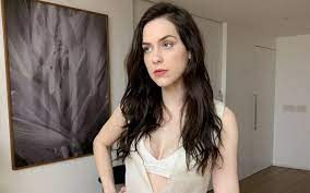 Sophia sampaio abrahão (sinh ngày 22 tháng 5 năm 1991) là nữ diễn viên, người mẫu kiêm ca sĩ người brasil. Sophia Abrahao Enters Save Who Can To Dispute Rafael With Kyra Entertainment Prime Time Zone