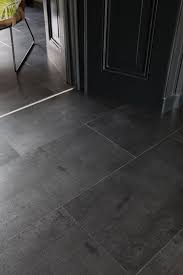 Dieser Dunkle Vinylboden In Fliesenoptik Hat Einen Metallischen Glanz Und Feine Stilvolle Muster Vinylboden Fussboden Fliesenoptik Blackelegance Today Pi In 2020 Vinylboden Vinylboden Fliesenoptik Fliesen