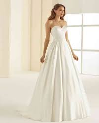 Dai vestiti da cerimonia lunghi a quelli corti, scegli tra una varietá di stili e colori. Abiti Da Sposa Semplici 50 Modelli Eleganti Ed Essenziali Abiti Da Sposa Semplici Abiti Da Sposa Abiti Da Sposa Bianchi