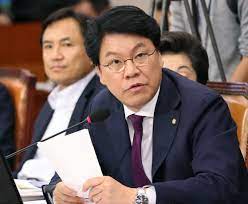 사진에는 손깍지를 한 남성과 여성의 손이 담겼다. ì ìë¹ ë¸ì ì£ì§ ê·¹í ëë¹  ì¥ì ì ê°ìíë¤ë©´ ì¬í´í´ì¼ ì¤'ìì¼ë³´