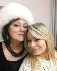 Laura cosoi și mihaela bilic. Asa MamÄƒ Asa FiicÄƒ Cat De Bine AratÄƒ Mama Laurei Cosoi Spynews Ro