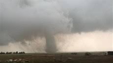 Na záběrech lze vidět, jak se vítr rychle přesouvá a bere s sebou vše, co mu stojí v cestě. Tornado Idnes Cz