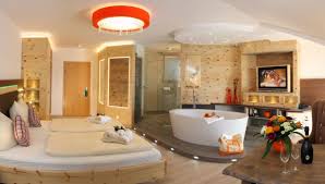 Einige hotels bieten ihren gästen private whirlpools, während andere einen gemeinschaftlichen whirlpool haben, der teil eines wellnessbereichs ist. Zimmer Mit Whirlpool Im Hotel Huttenhof In Grainet Deutschland Hotel Mit Whirlpool Hotel Luxus Badewanne