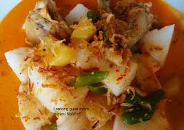 Sate ini disajikan dengan bumbu kacang, lalu ada semangkuk kuah gulai sebagai pelengkap. Resep Lontong Gulai Ayam Yang Yummy