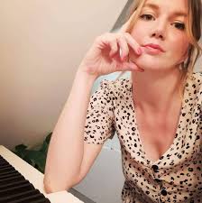 Sarah Eliza: Versatile singing pianist for weddings & events