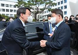 시진핑 주석 비판에…인터뷰 도중 끌려간 중국 교수. í¬í†  ëŒ€êµ¬ì—ì„œ ë§Œë‚œ ìœ¤ì„ì—´ ê²€ì°°ì´ìž¥ê³¼ ê¶Œì˜ì§„ ëŒ€êµ¬ì‹œìž¥ ì•„ì£¼ê²½ì œ
