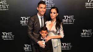 Georgina rodriguez é modelo fotográfica, atuando em especial pra gucci, e, também, é a namorada do astro do futebol, cristiano ronaldo. Who Is Georgina Rodriguez Everything You Need To Know About Cristiano Ronaldo S Newest Girlfriend Goal Com