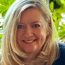 Evelyn Estes's Instagram, Twitter & Facebook