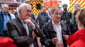 Hier nutzen manche das zeichen für lachen. Armin Laschet Peinlich Steinmeier Spricht Uber Flut Opfer Laschet Lacht Im Hintergrund News De