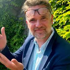 Bargain Hunt's Charles Hanson threatened to 'burn wife with embers,' she  tells jury