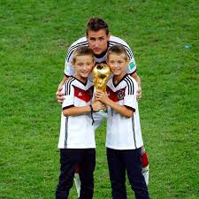 Miroslav klose/toni kroos (50) toni kroos/lucas vázquez (44) lukas podolski/bastian schweinsteiger (42) isco/toni kroos (36) benedikt höwedes/mats hummels (33) iker casillas/sergio ramos (30) thomas müller/manuel neuer (28) exclude additional tags alternate universe (51) fluff (49). Miroslav Klose Karriere Ende Wegen Seiner Zwillinge Bunte De