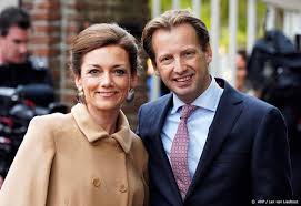 De glazen kunnen met twee regels tekst gegraveerd worden voor een blijvende herinnering! Floris En Aimee Vieren Kristallen Huwelijk Ditjes Datjes