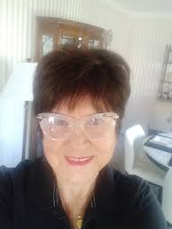 What haircuts suit heavy older women?