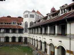 Selain melihat gedung megah, di sini anda juga dapat belajar siapa yang tidak tahu lawang sewu? Tempat Wisata Lawang Sewu Semarang Bangunan Bersejarah Peninggalan Belanda Kawan Kurnia Tour Travel