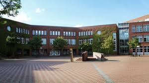 Zudem seien mindestens zehn weitere personen verletzt worden. Flensburg Schuler Nach Amokdrohung Festgenommen Panorama Sz De