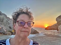 Characteristics of a Dull Woman, Hobbies and Interests