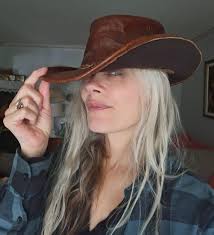 Howdy y'all. Disclaimer: I am neither American nor a cowgirl but they say  images draw more attention when people are just scrolling through. And that  brings me to my next thought. I