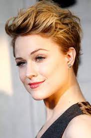 These short haircuts for women 2021 are perfectly complemented with headbands. Short And Glamorous Hairstyles