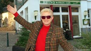 Zobacz słowa utworu augen auf wraz z teledyskiem i tłumaczeniem. Die Deutsche Volksmusik Ikone Heino Wird 80 Musik Dw 12 12 2018