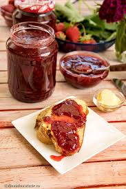 Puteti adauga culoare unui tort cu iaurt si piscoturi, puteti prepara o delicioasa crema mascarpone cu capsune sau va puteti bucura de gustul unei retete rapide de spuma. Gem De Capsuni Natural Fara Conservanti Diva In Bucatarie