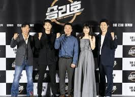 Space sweepers (2021) set in the year 2092 and follows the crew of a space junk collector ship called the victory. Space Sweepers Starring Song Joong Ki Kim Tae Ri Buckles Up For Its Approaching Launch