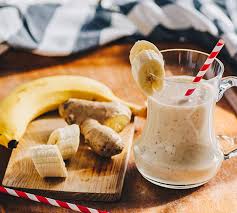 Frappé alla banana e caramello. Milkshake Alla Banana Bevanda Rinfrescante Girau