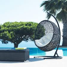 À vous les moments de détente en extérieur, confortablement installés sur un siège au design unique ! Fauteuil Suspendu Cocon Maisons Du Monde Fauteuil Suspendu Hamac Inspiration Terrasse
