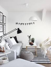Ein Neues Leben Beginnt Sofa Neu Bezogen Beginnt Bezogen Ein Le In 2020 White Living Room Decor Black And White Living Room Decor Black And White Living Room