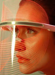 Lichttherapie licht aus & spot an = gute laune auf knopfdruck? Led Lichttherapie So Wirkt Sie Auf Die Haut Seduction Magazin