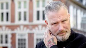 De kersverse radiodj werkte de afgelopen jaren vooral achter de. Eric Corton