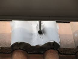 Aufdachmontage Terrassendach Hier Im Bild Die Befestigungskonsole Verankert Unter Der Dachpfanne Auf Den Dachsparr Terrassen Dach Terrassendach Terrasse