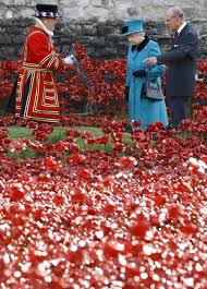 Londra La Regina Elisabetta In Un Prato Di Papaveri Di Ceramica Papaveri Regina Elisabetta Prato