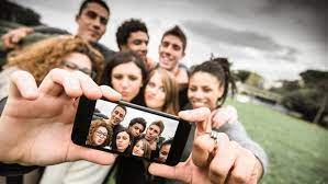 Tourists taking selfies in ta prahm, cambodia. Warum Wir Gerne Selfies Machen Sie Aber Nicht So Gerne Ansehen Kurier At