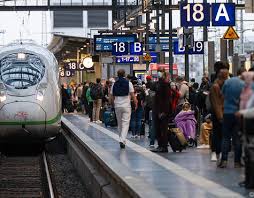 Anzeigetafel im bahnhof koblenz zeigt zugausfälle (sujetbild). Deutsche Bahn Beendet Streik Salzburg24