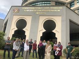 Kementerian tenaga, sains, teknologi, alam sekitar dan perubahan iklim (mestecc) bimbang dengan penurunan jumlah pelajar yang memilih aliran pendidikan dalam bidang sains, teknologi, kejuruteraan dan matematik (stem) di sekolah. Mestecc