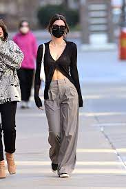 Check out full gallery with 2757 pictures of emily ratajkowski. Emily Ratajkowski Keeps The Sexy Cardi Trend Alive And Well Vogue
