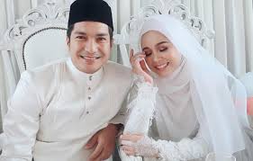 Mengisahkan ellina yang menyangka tuan haji mizan melamarnya untuk dijadikan isteri. Jangan Padam Rindu
