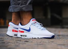 Pas De Version Retro De La Nike Air 180 Og En 2016 Mais Plutot Une Air Max 0 Inspiree Par La Running Blanche Bleue Et Rose De 1991 Nike Nike Air Nike Air Max
