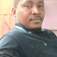 Stonebwoy and his family arrive for his graduation ceremony at GIMPA School  of Public Administration. Congratulations to him! 🎉