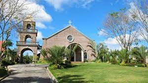 The city has an area of 6.25 km2 (2 sq mi) and a population of around 38,000. Ceremony Reception The Pugoys