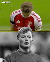 Arsenal are wearing black armbands in memory of their former goalkeeper  Alex Manninger, who tragically passed away aged 48 this week. ❤️ A touching  tribute from the Gunners. 👏