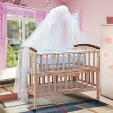 Holzbett Mit Rollen Und Weissem Himmel Ideen Fur Einrichtung Babyzimmer Fur Jungen Und Madchen Babybett Babybett Himmel Babybett Selber Bauen